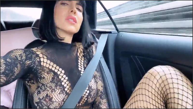 Milo Moyle muss mit einem jungen deutschen Teenager und Freunden zusehen