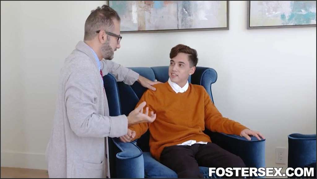 Mama fickt die Muschi der Schlampe ihres Sohnes