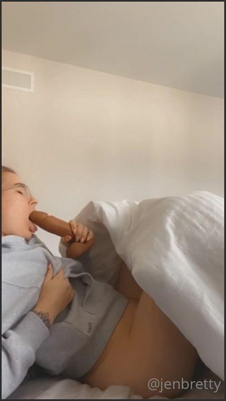 Jen Brett masturbiert im Schlafzimmer