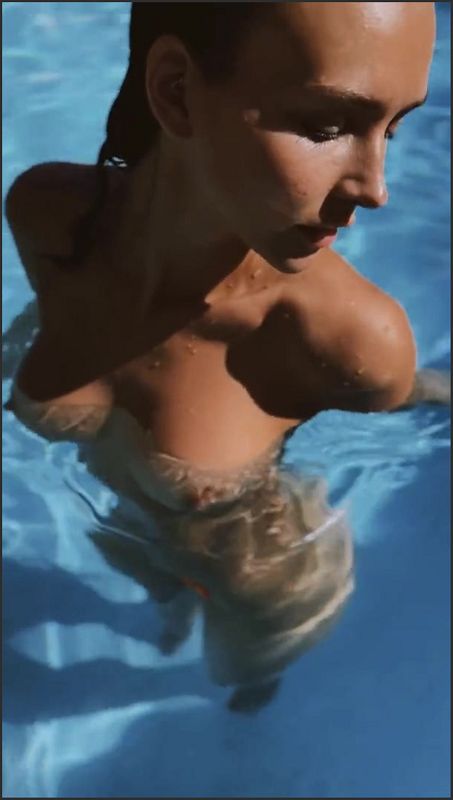 Rachel Cook fickt im Pool