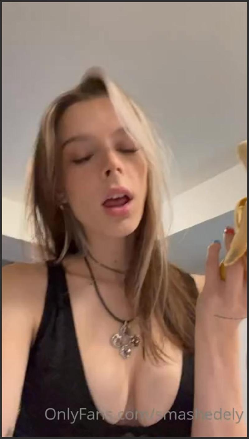 Ashley Matheson Sexy Bananen-Blowjob
